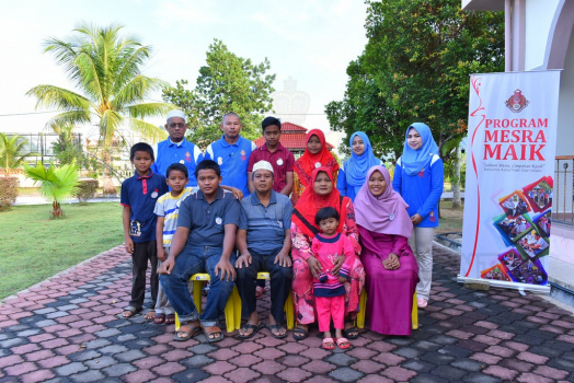Sesi bergambar bersama Keluarga Angkat dan Urusetia MAIK-08-30-2016