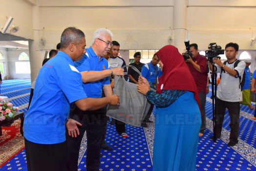 Yang Berhormat Mulia Tengku Temenggong Kelantan menyampaikan sumbangan kepada Keluarga Asnaf yang terlibat-08-30-2016