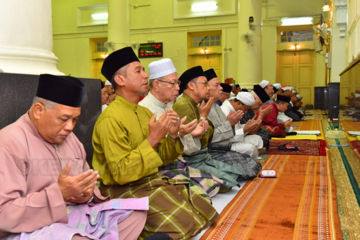 KEBAWAH DULI YANG MAHA MULIA SULTAN MUHAMMAD V, YANG TERAMAT MULIA TENGKU MAHKOTA KELANTAN, TETAMU-TETAMU VIP DAN PARA JEMAAH SAMA-SAMA MENGAMINKAN 