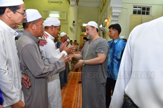 KEBAWAH DULI YANG MAHA MULIA SULTAN MUHAMMAD V DAN YANG TERAMAT MULIA TENGKU MAHKOTA KELANTAN BERSALAMAN  DENGAN PARA JEMAAH 