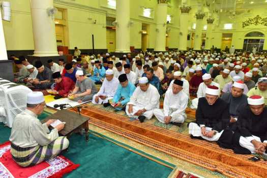KEBAWAH DULI YANG MAHA MULIA SULTAN MUHAMMAD V, YANG TERAMAT MULIA TENGKU MAHKOTA KELANTAN, TETAMU-TETAMU VIP DAN PARA JEMAAH SAMA-SAMA MEMBACA SURA