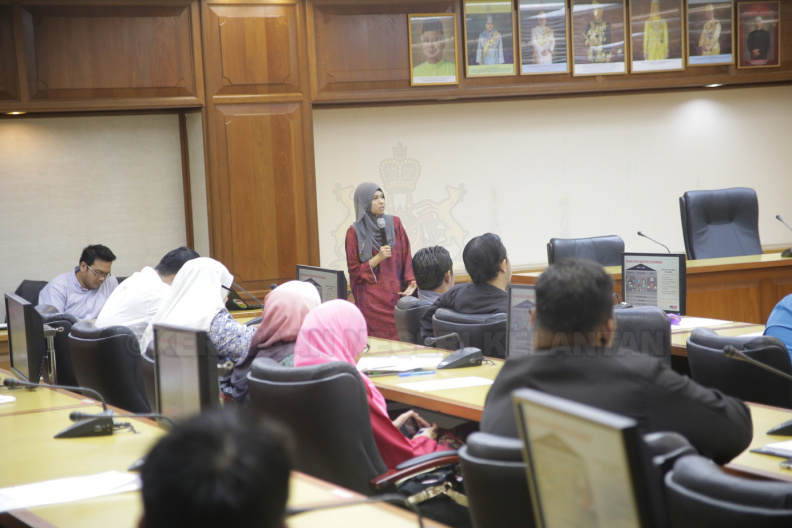 Nor Aida Mohd Ghouse dari MDEC memberi penerangan mengenai Big Data Analytics kepada para peserta Seminar Teknologi Update 2016 IMG_9407.JPG