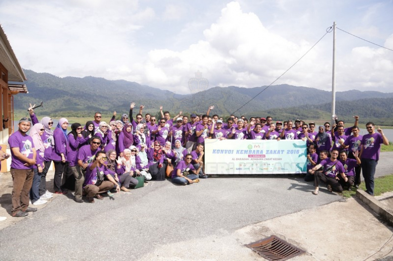 Peserta Konvoi bergambar di hadapan Pejabat Lembaga Zakat Negeri Kedah.jpg