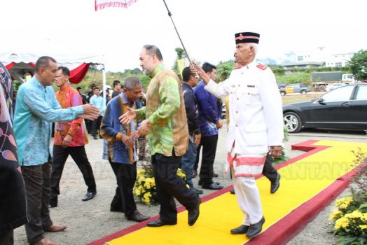 /2016/ Majlis Pengurniaan Kunci Rumah Kekal Baharu (RKB) Banjir & Jamuan Rakyat Sempena Pemilihan KDYMM Sultan Muhammad V Sebagai Seri Paduka Baginda Yang Dipertuan Agong XV bertempat di Simpang 3, Kampung Pulai, Gua Musang pada Hari Sabtu, 3 Rabiulawal 1