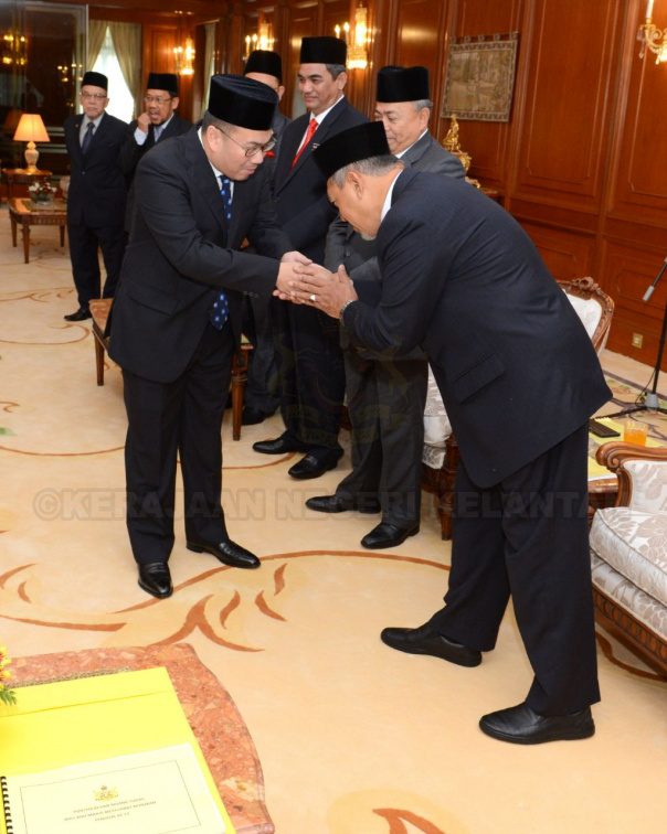 Rakyat Majlis Mengadap Yang Maha Mulia Pemangku Raja Kelantan Oleh Yab Ustaz Dato Bentara Kanan Menteri Besar Kelantan Bersama Sama Dengan Yb Dato Timbalan Menteri Besar Yb Ahli Ahli Majlis Mesyuarat Kerajaan Dan