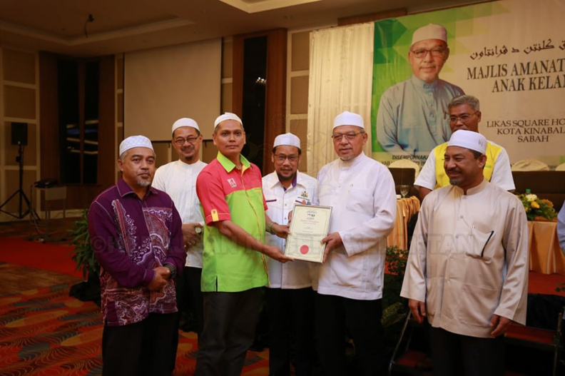 YAB Ustaz Dato' Bentara Kanan Menteri Besar Kelantan menyampaikan amanat di Majlis Amanat Menteri Besar Bersama Anak Kelantan di Perantauan Zon Sabah tengahari tadi. Seramai hampir 300 orang anak Kelantan termasuk duta-duta yang dilantik hadir memeriahkan majlis berkenaan. Turut berada dalam majlis dialog tadi, YB Dato' Nasarudin Daud, YB Dato' Che Abdullah Mat Nawi, YB Dato' Dr Ramli Mamat; Ahli-Ahli Majlis Mesyuarat Kerajaan Negeri dan Ahli-Ahli Dewan Undangan Negeri serta Dewan Rakyat. 3.jpg