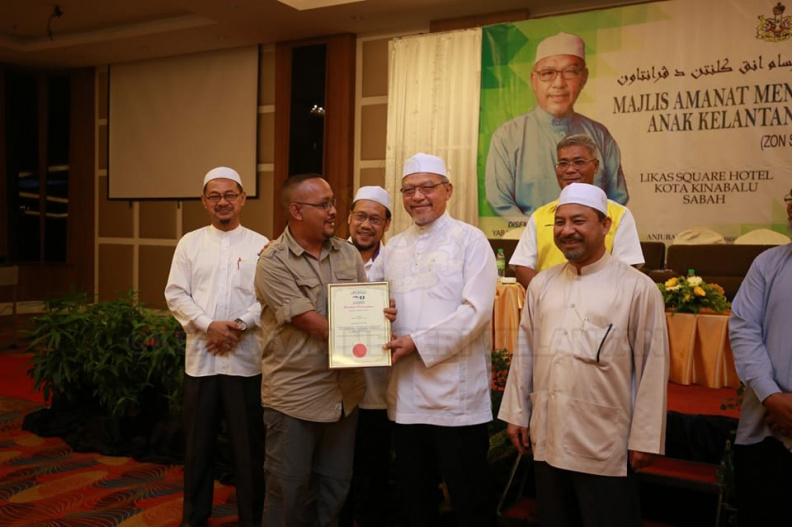 YAB Ustaz Dato' Bentara Kanan Menteri Besar Kelantan menyampaikan amanat di Majlis Amanat Menteri Besar Bersama Anak Kelantan di Perantauan Zon Sabah tengahari tadi. Seramai hampir 300 orang anak Kelantan termasuk duta-duta yang dilantik hadir memeriahkan majlis berkenaan. Turut berada dalam majlis dialog tadi, YB Dato' Nasarudin Daud, YB Dato' Che Abdullah Mat Nawi, YB Dato' Dr Ramli Mamat; Ahli-Ahli Majlis Mesyuarat Kerajaan Negeri dan Ahli-Ahli Dewan Undangan Negeri serta Dewan Rakyat. 2.jpg