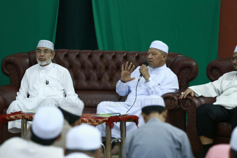 YAB Ustaz Dato' Bentara Kanan ketika hadir menyampaikan Tausiat Ramadhan di Majlis Tadarus Bersama Warga YIK petang tadi. Majlis dimulai dengan kupasan teks tadarus yang disampaikan oleh YB Dato' Dr Johari Mat, Ahli Dewan Negara. 1.jpg