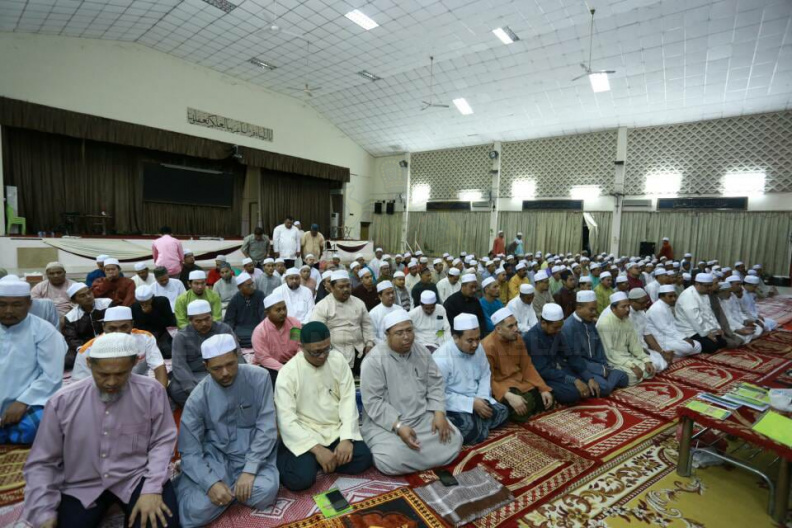 YAB Ustaz Dato' Bentara Kanan ketika hadir menyampaikan Tausiat Ramadhan di Majlis Tadarus Bersama Warga YIK petang tadi. Majlis dimulai dengan kupasan teks tadarus yang disampaikan oleh YB Dato' Dr Johari Mat, Ahli Dewan Negara. 4.jpg