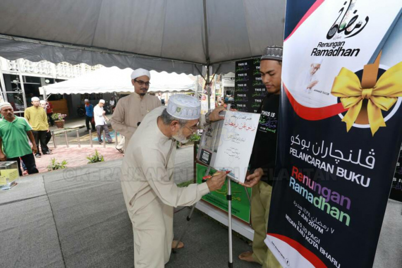 Pelancaran buku Renungan Ramadhan karya Ustaz Dato' Bentara Kanan Menteri Besar Kelantan disempurnakan oleh YB Senator Dato' Dr Johari Mat, Ahli Dewan Negara merangkap Ahli Majlis Syura PAS dan Timb. Pesuruhjaya II PAS Kelantan di Medan Ilmu tadi. Sila dapatkan buku tersebut promosi Ramadhan hanya RM10 di Medan Ilmu pada hari jumaat dan Madinah Ramadhan pada setiap hari di U-Bes Cafe. 6.jpg