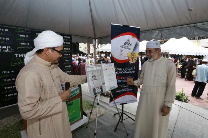Pelancaran buku Renungan Ramadhan karya Ustaz Dato' Bentara Kanan Menteri Besar Kelantan disempurnakan oleh YB Senator Dato' Dr Johari Mat, Ahli Dewan Negara merangkap Ahli Majlis Syura PAS dan Timb. Pesuruhjaya II PAS Kelantan di Medan Ilmu tadi. Sila dapatkan buku tersebut promosi Ramadhan hanya RM10 di Medan Ilmu pada hari jumaat dan Madinah Ramadhan pada setiap hari di U-Bes Cafe. 2.jpg