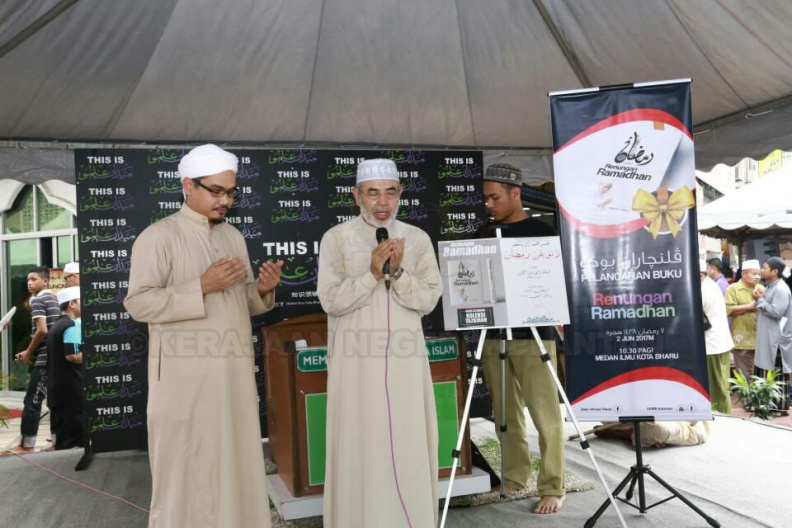 Pelancaran buku Renungan Ramadhan karya Ustaz Dato' Bentara Kanan Menteri Besar Kelantan disempurnakan oleh YB Senator Dato' Dr Johari Mat, Ahli Dewan Negara merangkap Ahli Majlis Syura PAS dan Timb. Pesuruhjaya II PAS Kelantan di Medan Ilmu tadi. Sila dapatkan buku tersebut promosi Ramadhan hanya RM10 di Medan Ilmu pada hari jumaat dan Madinah Ramadhan pada setiap hari di U-Bes Cafe. 5.jpg