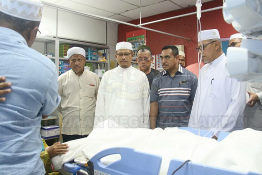 YAB Ustaz Dato' Bentara Kanan Menteri Besar Kelantan Menziarahi Anak-anak Tahfiz Mangsa Kemalangan Maut