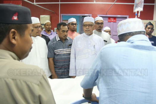 YAB Ustaz Dato' Bentara Kanan Menteri Besar Kelantan Menziarahi Anak-anak Tahfiz Mangsa Kemalangan Maut