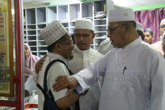 YAB Ustaz Dato' Bentara Kanan Menteri Besar Kelantan Menziarahi Anak-anak Tahfiz Mangsa Kemalangan Maut