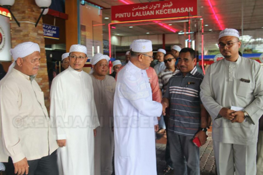 YAB Ustaz Dato' Bentara Kanan Menteri Besar Kelantan Menziarahi Anak-anak Tahfiz Mangsa Kemalangan Maut