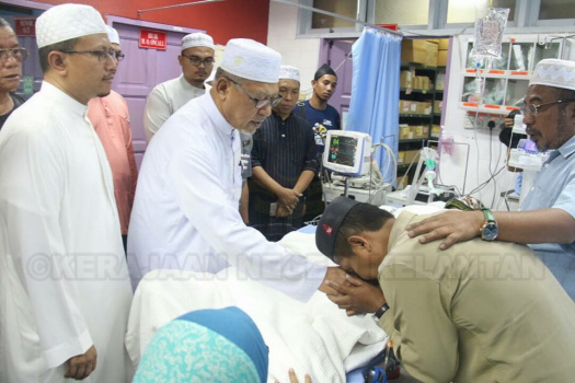 YAB Ustaz Dato' Bentara Kanan Menteri Besar Kelantan Menziarahi Anak-anak Tahfiz Mangsa Kemalangan Maut