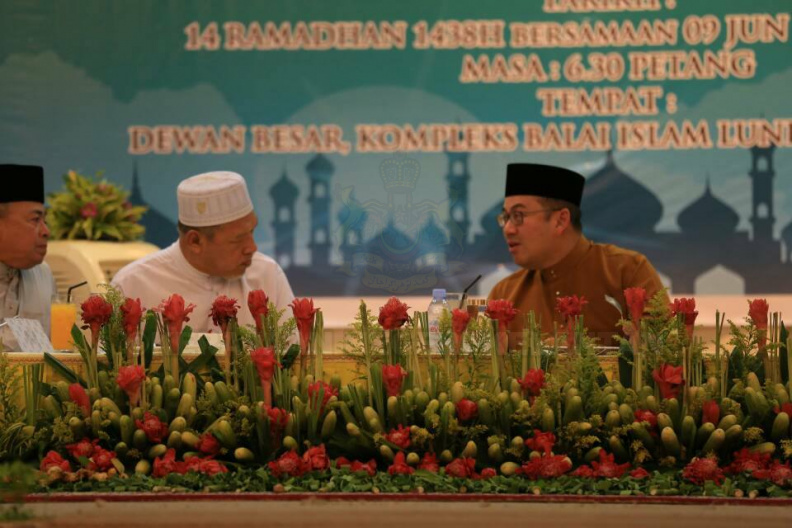 YAB Ustaz Dato' Bentara Kanan Menteri Besar Kelantan mengiringi YMM Pemangku Raja Kelantan di Majlis Berbuka Puasa dan Solat Terawih YMM Pemangku Raja Kelantan Bersama Ulama', Imam, Bilal, Guru-Guru Pondok dan Kakitangan Masjid di Dewan Besar Balai Islam Lundang. Turut berangkat YBM Tengku Temenggung Kelantan dan pimpinan kerajaan negeri. 3.jpg
