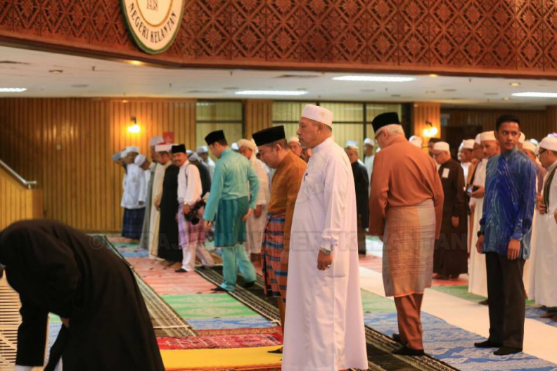 YAB Ustaz Dato' Bentara Kanan Menteri Besar Kelantan mengiringi YMM Pemangku Raja Kelantan di Majlis Berbuka Puasa dan Solat Terawih YMM Pemangku Raja Kelantan Bersama Ulama', Imam, Bilal, Guru-Guru Pondok dan Kakitangan Masjid di Dewan Besar Balai Islam Lundang. Turut berangkat YBM Tengku Temenggung Kelantan dan pimpinan kerajaan negeri. 10.jpg