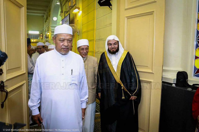 YAB Ustaz Dato' Bentara Kanan Menteri Besar Kelantan ketika hadir berqiamullail di Masjid Muhammadi semalam dan turut bersahur disana. 1.jpg