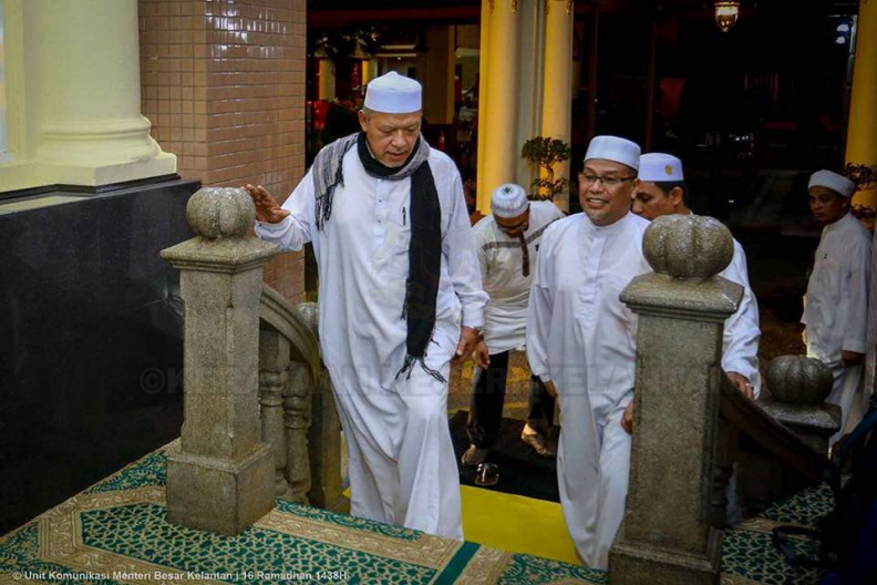 YAB Ustaz Dato' Bentara Kanan Menteri Besar Kelantan ketika hadir berqiamullail di Masjid Muhammadi semalam dan turut bersahur disana. 6.jpg