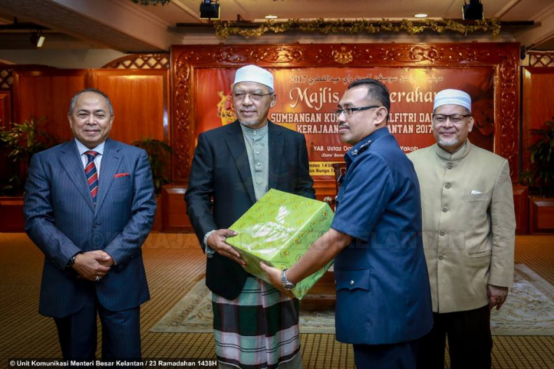 YAB Ustaz Dato' Bentara Kanan Menteri Besar Kelantan hadir menyampaikan ucapan dan sumbangan kuih raya kepada pasukan keselamatan. Majlis yang diadakan di Dewan Teratai Kompleks Kota Darulnaim turut dihadiri oleh YB Dato' Timbalan Menteri Besar Kelantan dan YB Dato' Setiausaha kerajaan negeri. 11.jpg