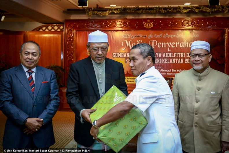 YAB Ustaz Dato' Bentara Kanan Menteri Besar Kelantan hadir menyampaikan ucapan dan sumbangan kuih raya kepada pasukan keselamatan. Majlis yang diadakan di Dewan Teratai Kompleks Kota Darulnaim turut dihadiri oleh YB Dato' Timbalan Menteri Besar Kelantan dan YB Dato' Setiausaha kerajaan negeri. 9.jpg