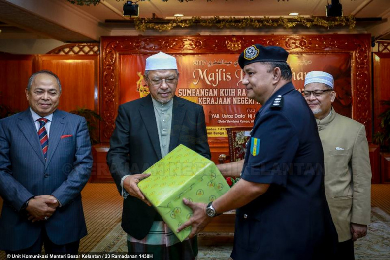 YAB Ustaz Dato' Bentara Kanan Menteri Besar Kelantan hadir menyampaikan ucapan dan sumbangan kuih raya kepada pasukan keselamatan. Majlis yang diadakan di Dewan Teratai Kompleks Kota Darulnaim turut dihadiri oleh YB Dato' Timbalan Menteri Besar Kelantan dan YB Dato' Setiausaha kerajaan negeri. 6.jpg