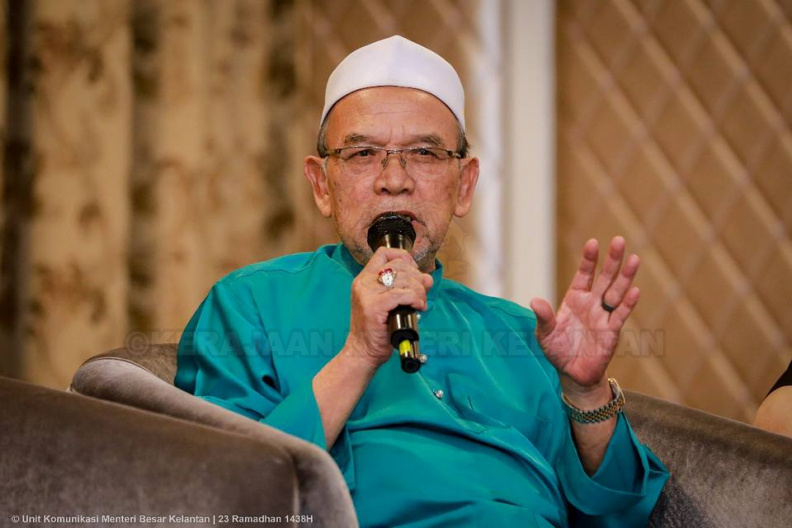 YAB Ustaz Dato' Bentara Kanan Menteri Besar Kelantan ketika berucap di Majlis Dialog dan Iftor Bersama Pengamal Media di Grand Riverview Hotel. Turut bersama YB Dato' Timbalan Menteri Besar dan Ahli-Ahli Majlis Mesyuarat kerajaan negeri. Majlis yang berlangsung bermula jam 5.30 petang dimulakan dengan dialog seputar isu-isu kerajaan negeri dan dikendalikan oleh YB Dato' Che Abdullah Mat Nawi. YAB Ustaz Dato' Bentara Kanan turut meraikan pengamal media daripada pelbagai agensi dengan sumbangan kuih raya dan cabutan bertuah sejurus ucapan penggulungan dibuat. 11.jpg