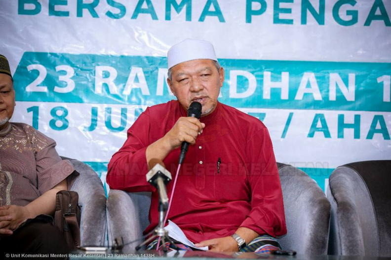 YAB Ustaz Dato' Bentara Kanan Menteri Besar Kelantan ketika berucap di Majlis Dialog dan Iftor Bersama Pengamal Media di Grand Riverview Hotel. Turut bersama YB Dato' Timbalan Menteri Besar dan Ahli-Ahli Majlis Mesyuarat kerajaan negeri. Majlis yang berlangsung bermula jam 5.30 petang dimulakan dengan dialog seputar isu-isu kerajaan negeri dan dikendalikan oleh YB Dato' Che Abdullah Mat Nawi. YAB Ustaz Dato' Bentara Kanan turut meraikan pengamal media daripada pelbagai agensi dengan sumbangan kuih raya dan cabutan bertuah sejurus ucapan penggulungan dibuat. 5.jpg