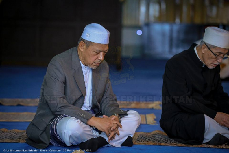 YAB Ustaz Dato' Bentara Kanan Menteri Besar Kelantan ketika hadir merasmikan Surau Ahmadiah, Pejabat Tanah dan Jajahan Tumpat. Turut bersama Adun Wakaf Bharu, Adun Kelaboran, Penyelia Dun Pengkalan Kubor dan Ketua Jajahan Tumpat. 1.jpg
