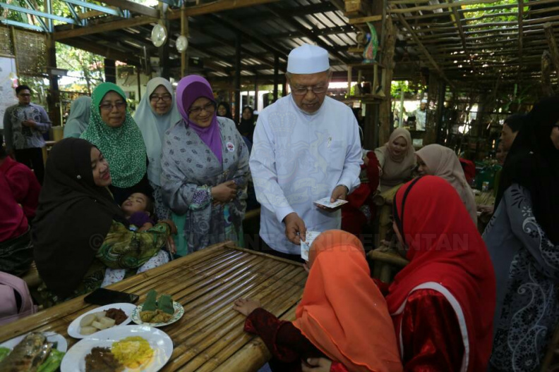 YAB Ustaz Dato' Bentara Kanan Menteri Besar Kelantan hadir di Majlis Ramah Mesra Majlis Persefahaman Pertubuhan OKU Kelantan (MPPOK) Bersama Pimpinan Kerajaan Negeri di Min House Camp, Kubang Kerian. Ustaz Dato' Bentara Kanan turut meraikan seramai 15 orang kanak-kanak Sindrom Down dari Persatuan Sindrom Down Negeri Kelantan serta menyampaikan sumbangan kepada :
1. Ahmad Faiz Ibrahim
Pelajar Cemerlang STAM 2016
2. Mohd Qayyim Nizar Sarimi
Tempat Ke-3 Tilawah Al-Quran Peringkat Kebangsaan
5.jpg