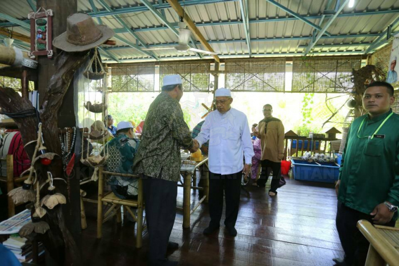 YAB Ustaz Dato' Bentara Kanan Menteri Besar Kelantan hadir di Majlis Ramah Mesra Majlis Persefahaman Pertubuhan OKU Kelantan (MPPOK) Bersama Pimpinan Kerajaan Negeri di Min House Camp, Kubang Kerian. Ustaz Dato' Bentara Kanan turut meraikan seramai 15 orang kanak-kanak Sindrom Down dari Persatuan Sindrom Down Negeri Kelantan serta menyampaikan sumbangan kepada :
1. Ahmad Faiz Ibrahim
Pelajar Cemerlang STAM 2016
2. Mohd Qayyim Nizar Sarimi
Tempat Ke-3 Tilawah Al-Quran Peringkat Kebangsaan
4.jpg