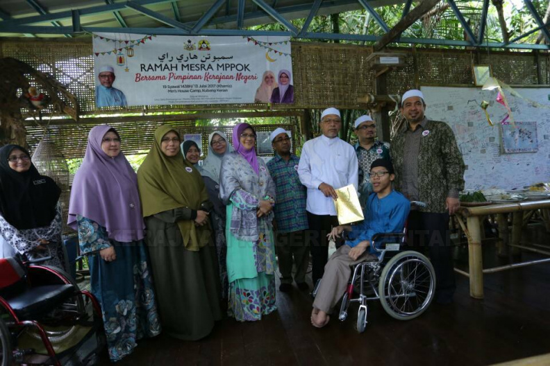 YAB Ustaz Dato' Bentara Kanan Menteri Besar Kelantan hadir di Majlis Ramah Mesra Majlis Persefahaman Pertubuhan OKU Kelantan (MPPOK) Bersama Pimpinan Kerajaan Negeri di Min House Camp, Kubang Kerian. Ustaz Dato' Bentara Kanan turut meraikan seramai 15 orang kanak-kanak Sindrom Down dari Persatuan Sindrom Down Negeri Kelantan serta menyampaikan sumbangan kepada :
1. Ahmad Faiz Ibrahim
Pelajar Cemerlang STAM 2016
2. Mohd Qayyim Nizar Sarimi
Tempat Ke-3 Tilawah Al-Quran Peringkat Kebangsaan
6.jpg