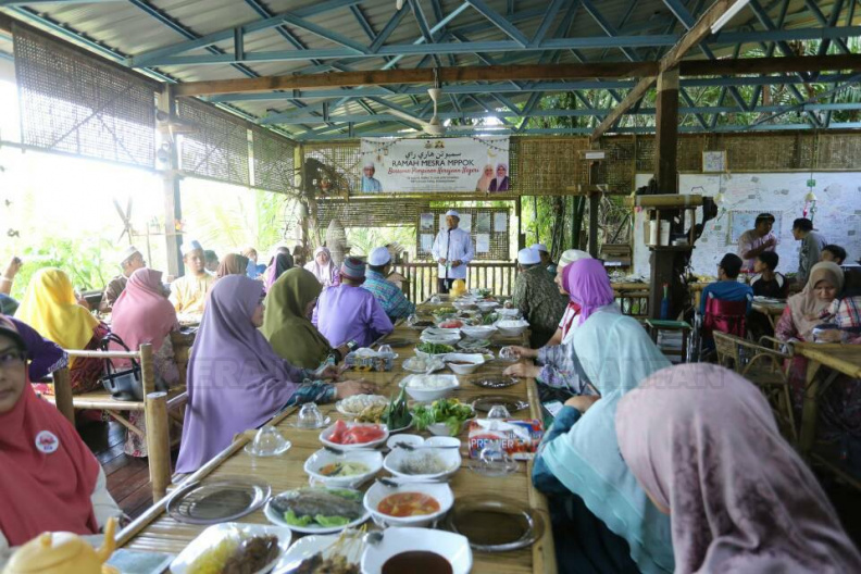 YAB Ustaz Dato' Bentara Kanan Menteri Besar Kelantan hadir di Majlis Ramah Mesra Majlis Persefahaman Pertubuhan OKU Kelantan (MPPOK) Bersama Pimpinan Kerajaan Negeri di Min House Camp, Kubang Kerian. Ustaz Dato' Bentara Kanan turut meraikan seramai 15 orang kanak-kanak Sindrom Down dari Persatuan Sindrom Down Negeri Kelantan serta menyampaikan sumbangan kepada :
1. Ahmad Faiz Ibrahim
Pelajar Cemerlang STAM 2016
2. Mohd Qayyim Nizar Sarimi
Tempat Ke-3 Tilawah Al-Quran Peringkat Kebangsaan
10.jpg