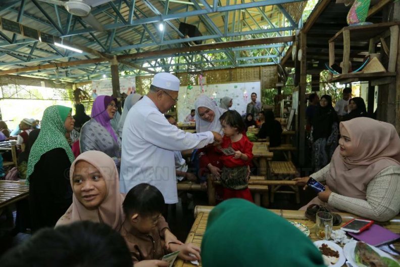 YAB Ustaz Dato' Bentara Kanan Menteri Besar Kelantan hadir di Majlis Ramah Mesra Majlis Persefahaman Pertubuhan OKU Kelantan (MPPOK) Bersama Pimpinan Kerajaan Negeri di Min House Camp, Kubang Kerian. Ustaz Dato' Bentara Kanan turut meraikan seramai 15 orang kanak-kanak Sindrom Down dari Persatuan Sindrom Down Negeri Kelantan serta menyampaikan sumbangan kepada :
1. Ahmad Faiz Ibrahim
Pelajar Cemerlang STAM 2016
2. Mohd Qayyim Nizar Sarimi
Tempat Ke-3 Tilawah Al-Quran Peringkat Kebangsaan
8.jpg
