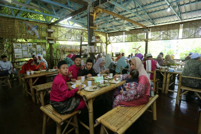 YAB Ustaz Dato' Bentara Kanan Menteri Besar Kelantan hadir di Majlis Ramah Mesra Majlis Persefahaman Pertubuhan OKU Kelantan (MPPOK) Bersama Pimpinan Kerajaan Negeri di Min House Camp, Kubang Kerian. Ustaz Dato' Bentara Kanan turut meraikan seramai 15 orang kanak-kanak Sindrom Down dari Persatuan Sindrom Down Negeri Kelantan serta menyampaikan sumbangan kepada :
1. Ahmad Faiz Ibrahim
Pelajar Cemerlang STAM 2016
2. Mohd Qayyim Nizar Sarimi
Tempat Ke-3 Tilawah Al-Quran Peringkat Kebangsaan
13.jpg