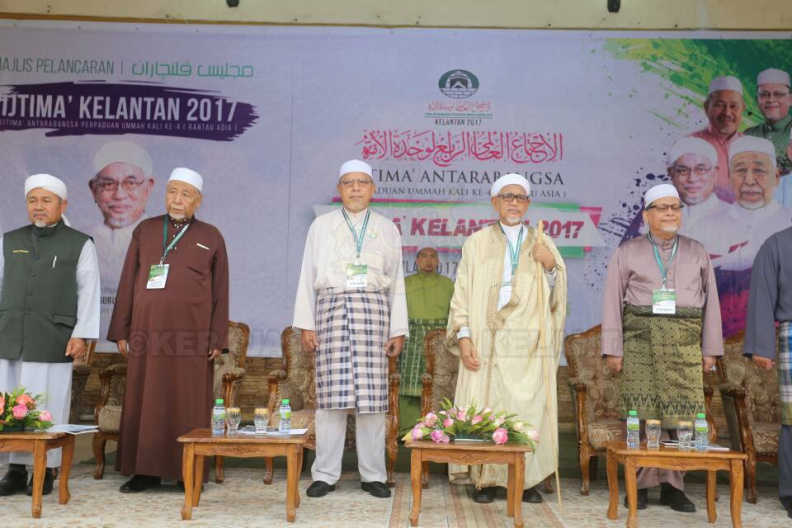 Majlis Perasmian Ijtima' Antarabangsa Perpaduan Ummah Kali Ke-4 Rantau Asia disempurnakan oleh YB Dato' Seri Tuan Guru Hj Abdul Hadi Awang, Naib Presiden Kesatuan Ulamak Islam Sedunia di Dataran Stadium Sultan Muhammad IV. Aluan dalam majlis perasmian berkenaan telah disampaikan oleh YAB Ustaz Dato' Bentara Kanan Menteri Besar Kelantan. Ijtima' kali ini mengangkat tema 'Pertahankan Islam'. 6.jpg