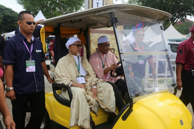 Majlis Perasmian Ijtima' Antarabangsa Perpaduan Ummah Kali Ke-4 Rantau Asia disempurnakan oleh YB Dato' Seri Tuan Guru Hj Abdul Hadi Awang, Naib Presiden Kesatuan Ulamak Islam Sedunia di Dataran Stadium Sultan Muhammad IV. Aluan dalam majlis perasmian berkenaan telah disampaikan oleh YAB Ustaz Dato' Bentara Kanan Menteri Besar Kelantan. Ijtima' kali ini mengangkat tema 'Pertahankan Islam'. 7.jpg