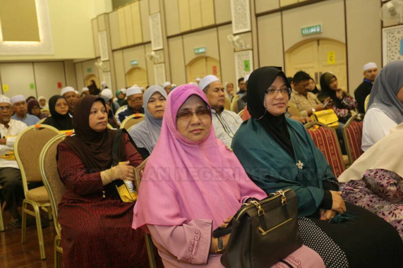YAB Ustaz Dato' Bentara Kanan Menteri Besar Kelantan beserta Datin Bentara Kanan hadir ke Majlis Pelepasan Jamaah Haji Kelantan ke Tanah Suci Mekah jam 12.30 pagi di Kompleks Islam Jubli Perak, Sultan Ismail Petra. Turut hadir Dato' Setiausaha Kerajaan Negeri dan Ahli-Ahli Majlis Mesyuarat Kerajaan Negeri. 4.jpg