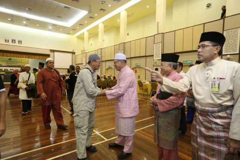 YAB Ustaz Dato' Bentara Kanan Menteri Besar Kelantan beserta Datin Bentara Kanan hadir ke Majlis Pelepasan Jamaah Haji Kelantan ke Tanah Suci Mekah jam 12.30 pagi di Kompleks Islam Jubli Perak, Sultan Ismail Petra. Turut hadir Dato' Setiausaha Kerajaan Negeri dan Ahli-Ahli Majlis Mesyuarat Kerajaan Negeri. 10.jpg
