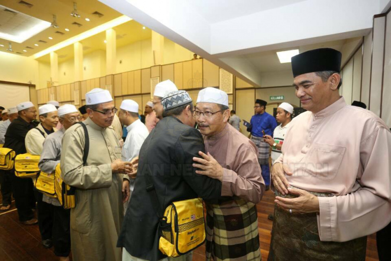 YAB Ustaz Dato' Bentara Kanan Menteri Besar Kelantan beserta Datin Bentara Kanan hadir ke Majlis Pelepasan Jamaah Haji Kelantan ke Tanah Suci Mekah jam 12.30 pagi di Kompleks Islam Jubli Perak, Sultan Ismail Petra. Turut hadir Dato' Setiausaha Kerajaan Negeri dan Ahli-Ahli Majlis Mesyuarat Kerajaan Negeri. 15.jpg