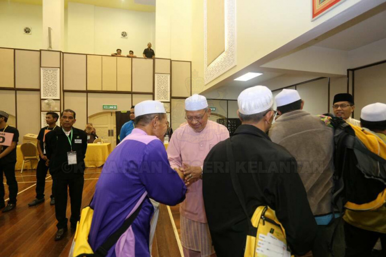 YAB Ustaz Dato' Bentara Kanan Menteri Besar Kelantan beserta Datin Bentara Kanan hadir ke Majlis Pelepasan Jamaah Haji Kelantan ke Tanah Suci Mekah jam 12.30 pagi di Kompleks Islam Jubli Perak, Sultan Ismail Petra. Turut hadir Dato' Setiausaha Kerajaan Negeri dan Ahli-Ahli Majlis Mesyuarat Kerajaan Negeri. 11.jpg