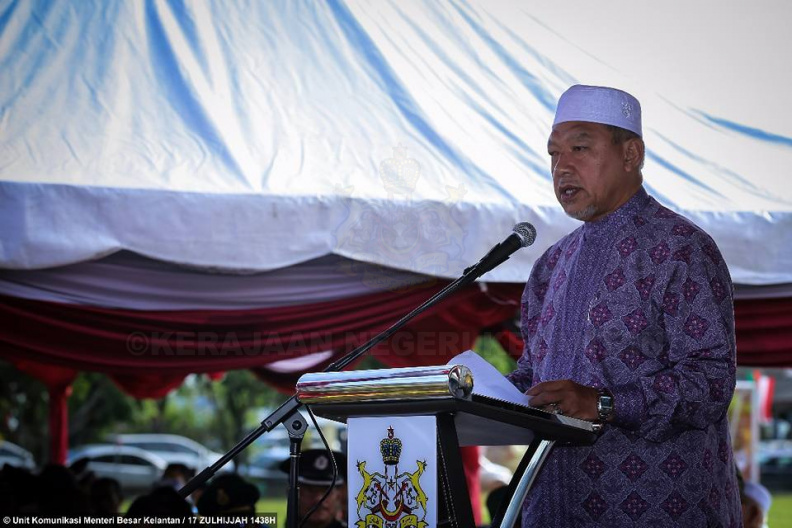 YAB Ustaz Dato' Bentara Kanan Menteri Besar Kelantan ketika berucap merasmikan Program Negaraku Sehati Sejiwa (Kibar Jalur Gemilang) di Padang Majlis Daerah Pasir Puteh. Turut bersama Timbalan Menteri Besar, Speaker Dun Kelantan, Setiausaha Kerajaan Negeri, Penasihat Undang-Undang, Pegawai Kewangan Negeri dan Ahli-Ahli Majlis Mesyuarat kerajaan negeri. 5.jpg