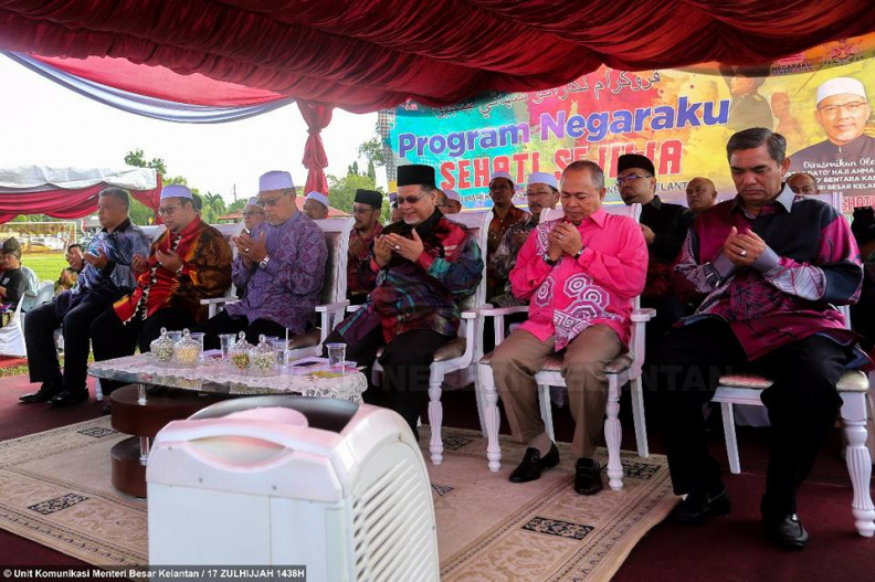 YAB Ustaz Dato' Bentara Kanan Menteri Besar Kelantan ketika berucap merasmikan Program Negaraku Sehati Sejiwa (Kibar Jalur Gemilang) di Padang Majlis Daerah Pasir Puteh. Turut bersama Timbalan Menteri Besar, Speaker Dun Kelantan, Setiausaha Kerajaan Negeri, Penasihat Undang-Undang, Pegawai Kewangan Negeri dan Ahli-Ahli Majlis Mesyuarat kerajaan negeri. 8.jpg
