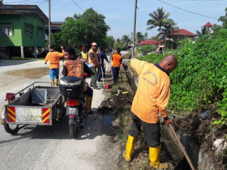 Gotong-royong di Jalan Saniah bersama Anggota Bomba