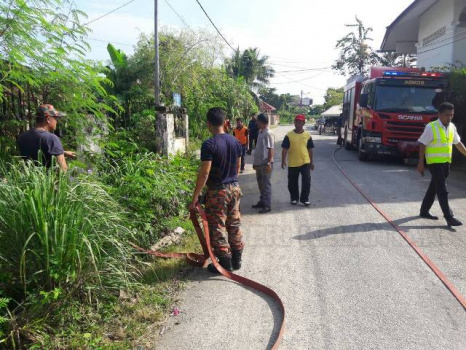 Gotong-royong di Jalan Saniah bersama Anggota Bomba