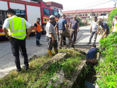 Gotong-royong di Jalan Saniah bersama Anggota Bomba