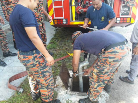 Gotong-royong di Jalan Saniah bersama Anggota Bomba