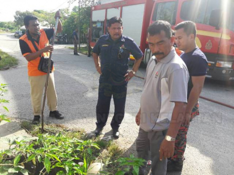 Gotong-royong di Jalan Saniah bersama Anggota Bomba